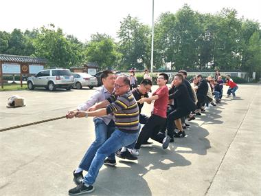 勞動(dòng)最美、團(tuán)結(jié)拼搏”拔河比賽